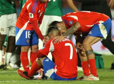 Vicente Pizarro durante el duelo de La Roja frente a Bolivia.