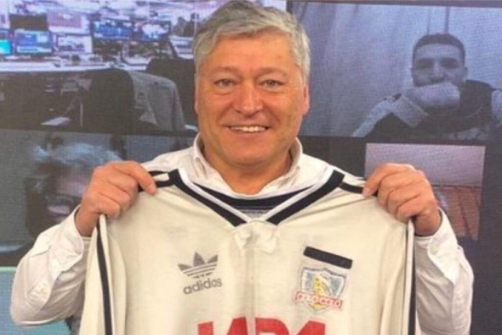 El ex futbolista Patricio Yañez, con la camiseta de Colo-Colo.