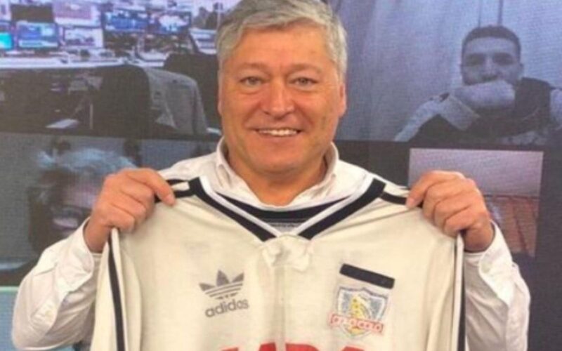 El ex futbolista Patricio Yañez, con la camiseta de Colo-Colo.