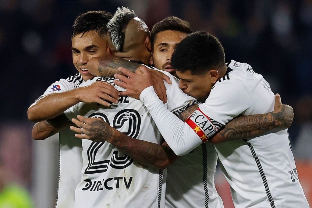 Jugadores de Colo-Colo durante el partido frente a Unión La Calera.