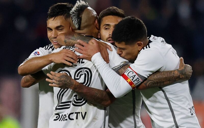 Jugadores de Colo-Colo durante el partido frente a Unión La Calera.