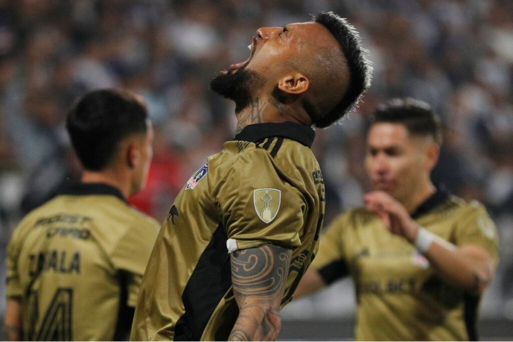 Arturo Vidal durante un partido de Colo-Colo en Copa Libertadores