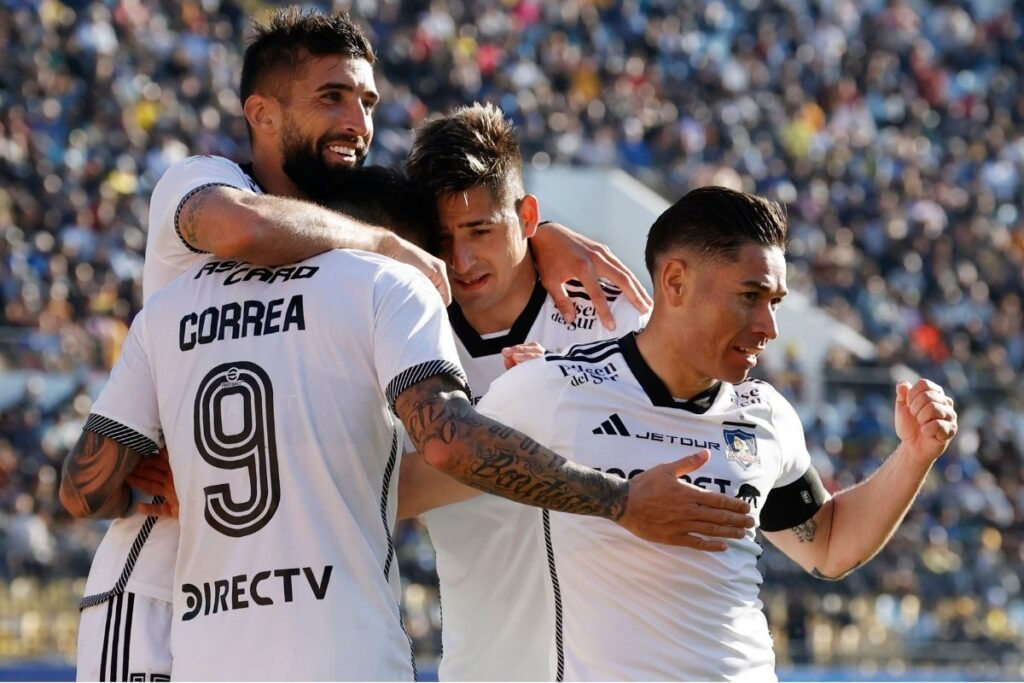 Jugadores de Colo-Colo celebrando el gol de Javier Correa.