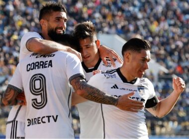 Jugadores de Colo-Colo celebrando el gol de Javier Correa.