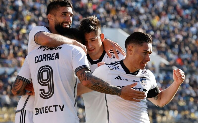 Jugadores de Colo-Colo celebrando el gol de Javier Correa.