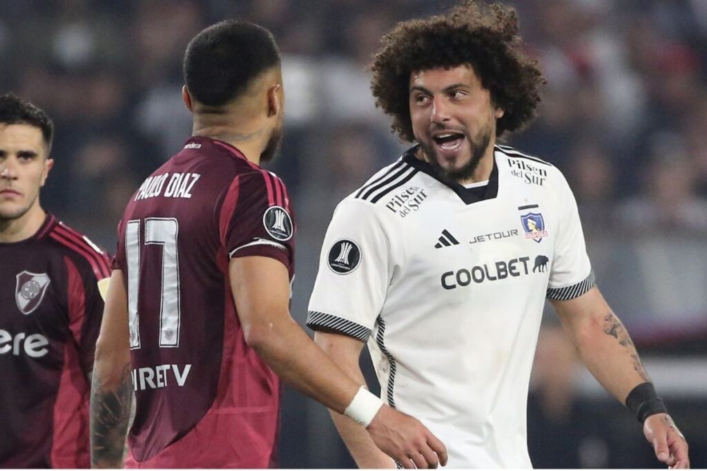 Maximiliano Falcón discutiendo con Paulo Díaz en Copa Libertadores.