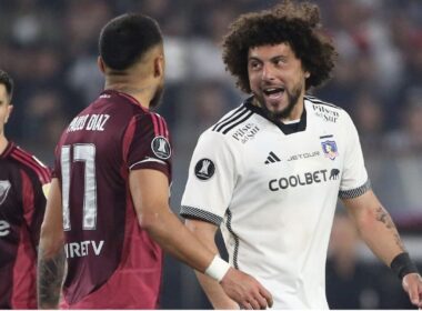 Maximiliano Falcón discutiendo con Paulo Díaz en Copa Libertadores.