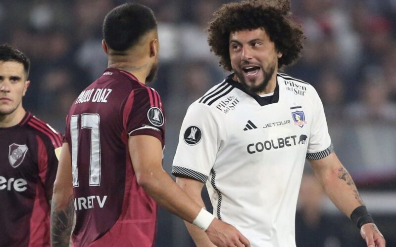 Maximiliano Falcón discutiendo con Paulo Díaz en Copa Libertadores.