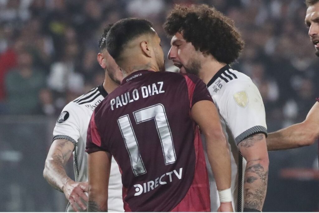 Paulo Díaz y Maximiliano Falcón durante el partido de Colo-Colo frente a River Plate.