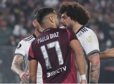 Paulo Díaz y Maximiliano Falcón durante el partido de Colo-Colo frente a River Plate.