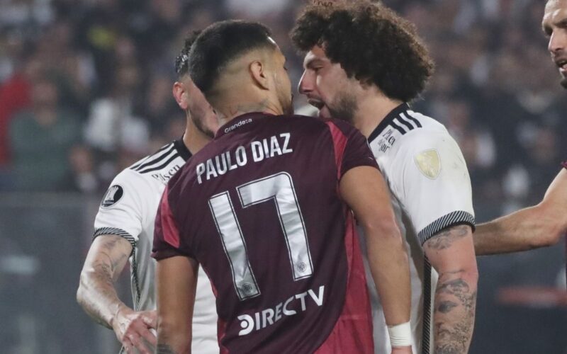 Paulo Díaz y Maximiliano Falcón durante el partido de Colo-Colo frente a River Plate.