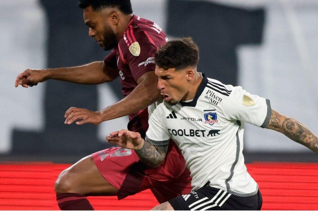 Alan Saldivia disputando un balón con Miguel Borja en Copa Libertadores.