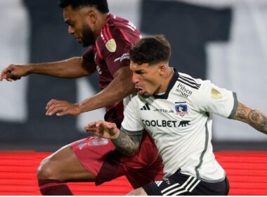 Alan Saldivia disputando un balón con Miguel Borja en Copa Libertadores.