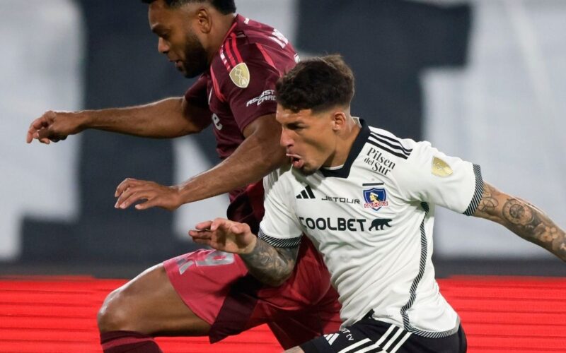 Alan Saldivia disputando un balón con Miguel Borja en Copa Libertadores.