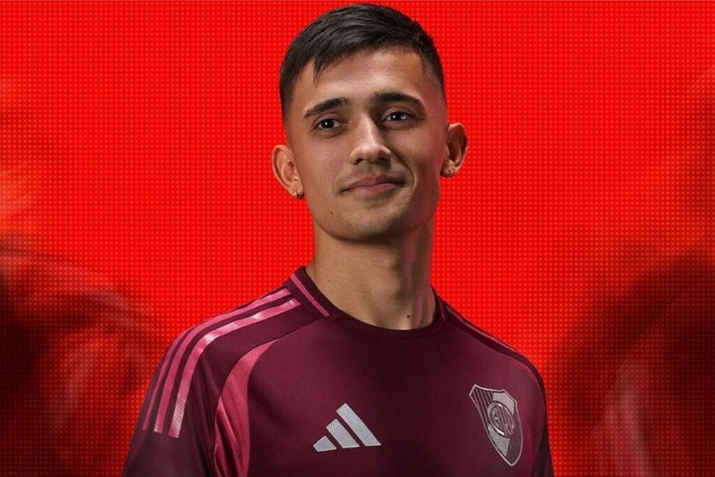 Pablo Solari posando con la camiseta de River Plate.