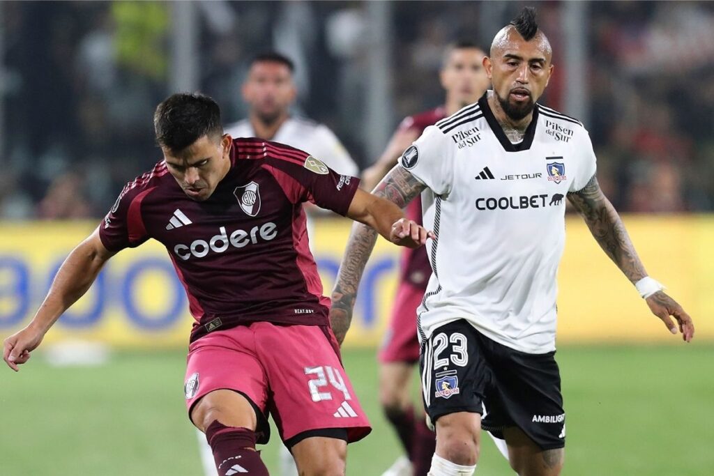 Arturo Vidal y Marcos Acuña disputando un balón en Copa Libertadores.