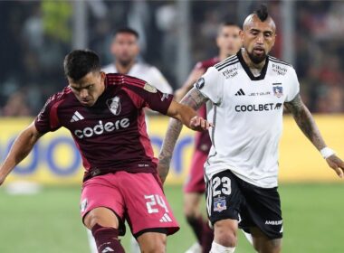 Arturo Vidal y Marcos Acuña disputando un balón en Copa Libertadores.