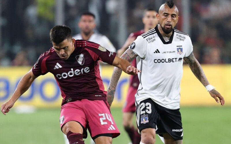 Arturo Vidal y Marcos Acuña disputando un balón en Copa Libertadores.