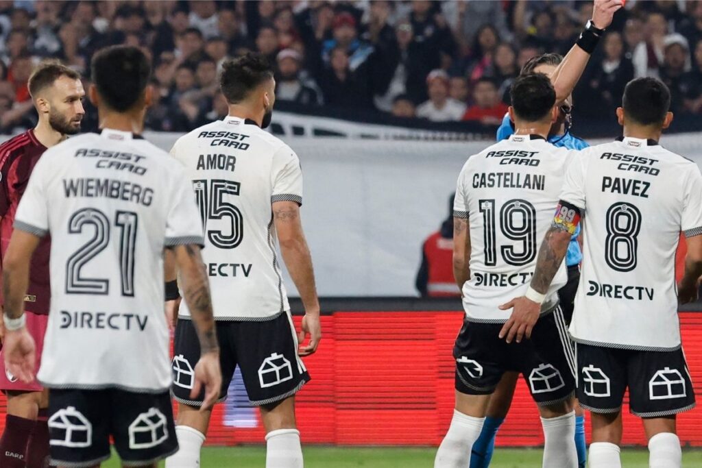 Jugadores de Colo-Colo durante el duelo frente a River Plate.