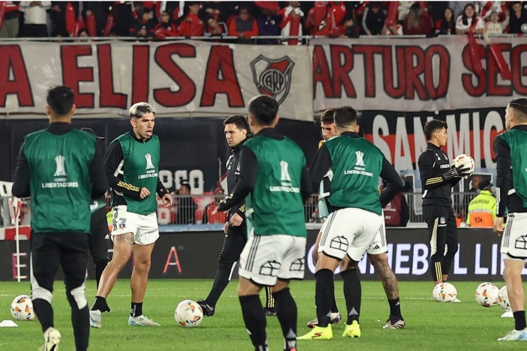 Jugadores de Colo-Colo calentando para enfrentar a River Plate.