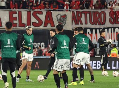 Jugadores de Colo-Colo calentando para enfrentar a River Plate.