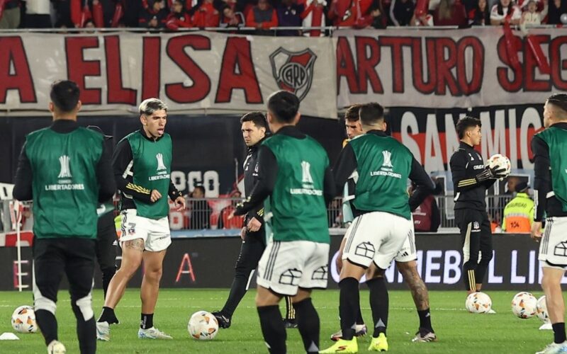 Jugadores de Colo-Colo calentando para enfrentar a River Plate.