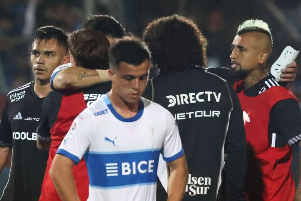 Jugadores de Colo-Colo frente a Universidad Católica.