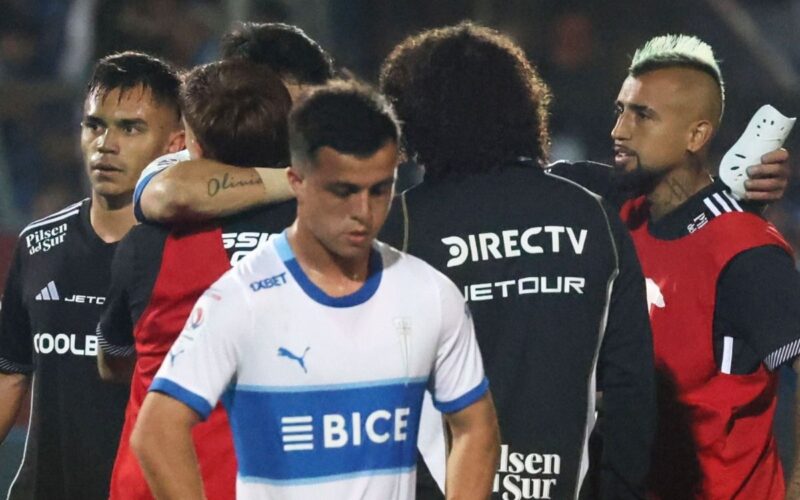 Jugadores de Colo-Colo frente a Universidad Católica.