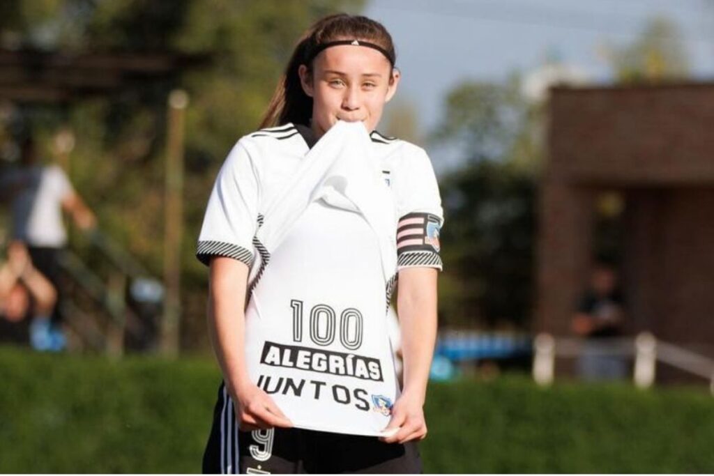 Catalina Muñoz celebra su gol 100 con Colo-Colo.