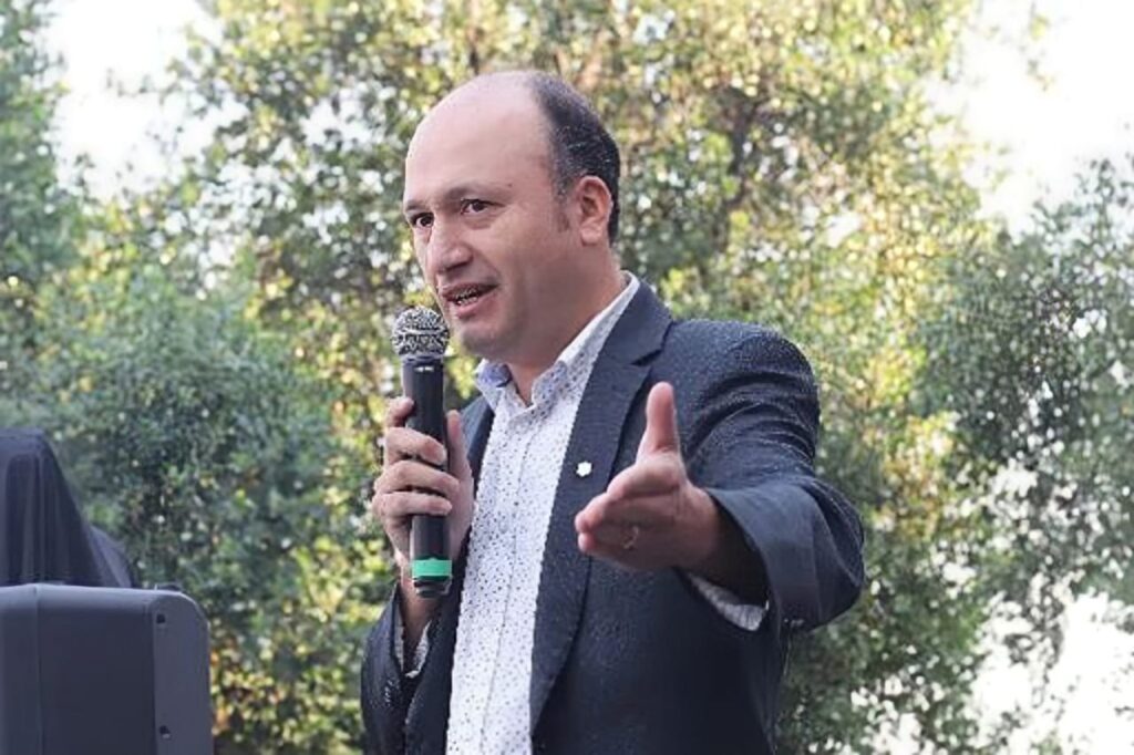 Edmundo Valladares dando un discurso en el Estadio Monumental.