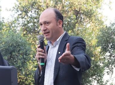 Edmundo Valladares dando un discurso en el Estadio Monumental.