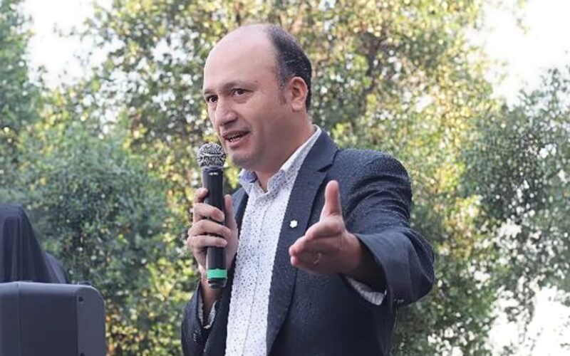 Edmundo Valladares dando un discurso en el Estadio Monumental.