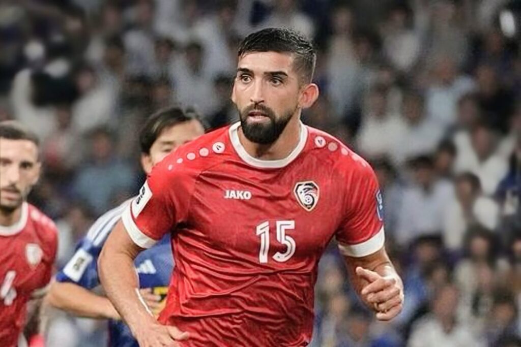 Primer plano a Emiliano Amor con la camiseta de la Selección de Siria.