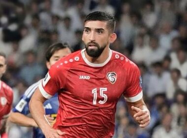 Primer plano a Emiliano Amor con la camiseta de la Selección de Siria.