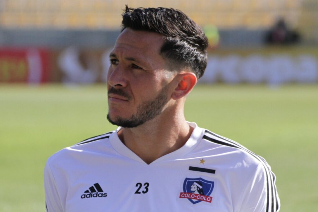 Primer plano de Ramiro González con la camiseta de Colo-Colo.