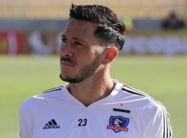 Primer plano de Ramiro González con la camiseta de Colo-Colo.