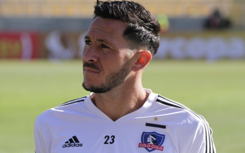 Primer plano de Ramiro González con la camiseta de Colo-Colo.