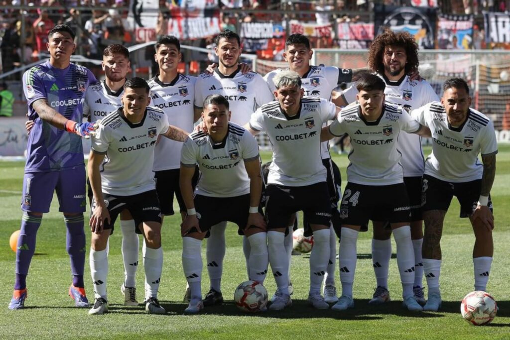 Formación de Colo-Colo frente a Cobreloa en el Estadio Zorros del Desierto.