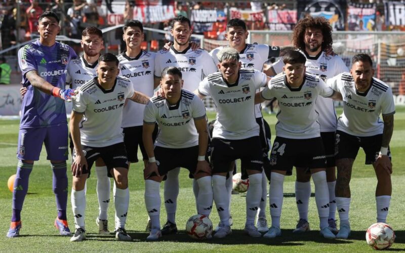 Formación de Colo-Colo frente a Cobreloa en el Estadio Zorros del Desierto.