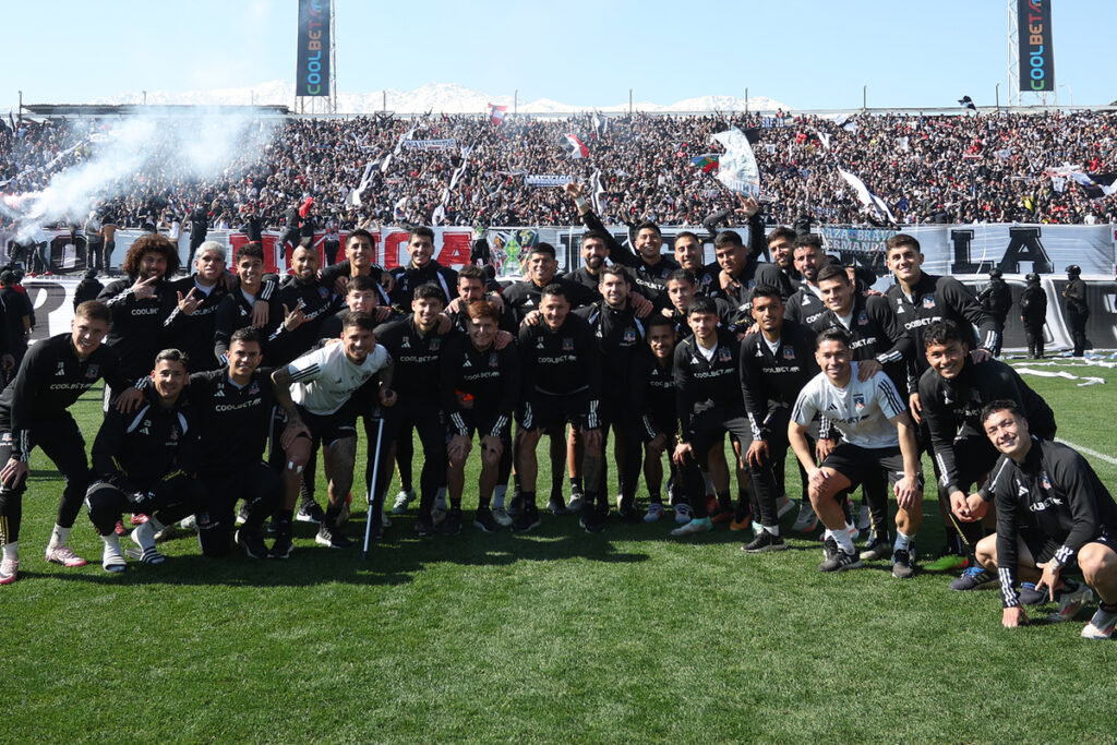 Jugadores de Colo-Colo posando para una foto durante un Arengazo.