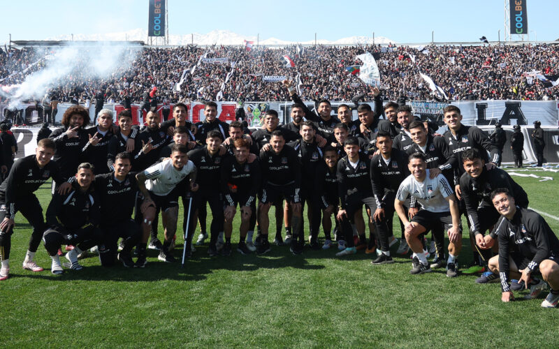 Jugadores de Colo-Colo posando para una foto durante un Arengazo.