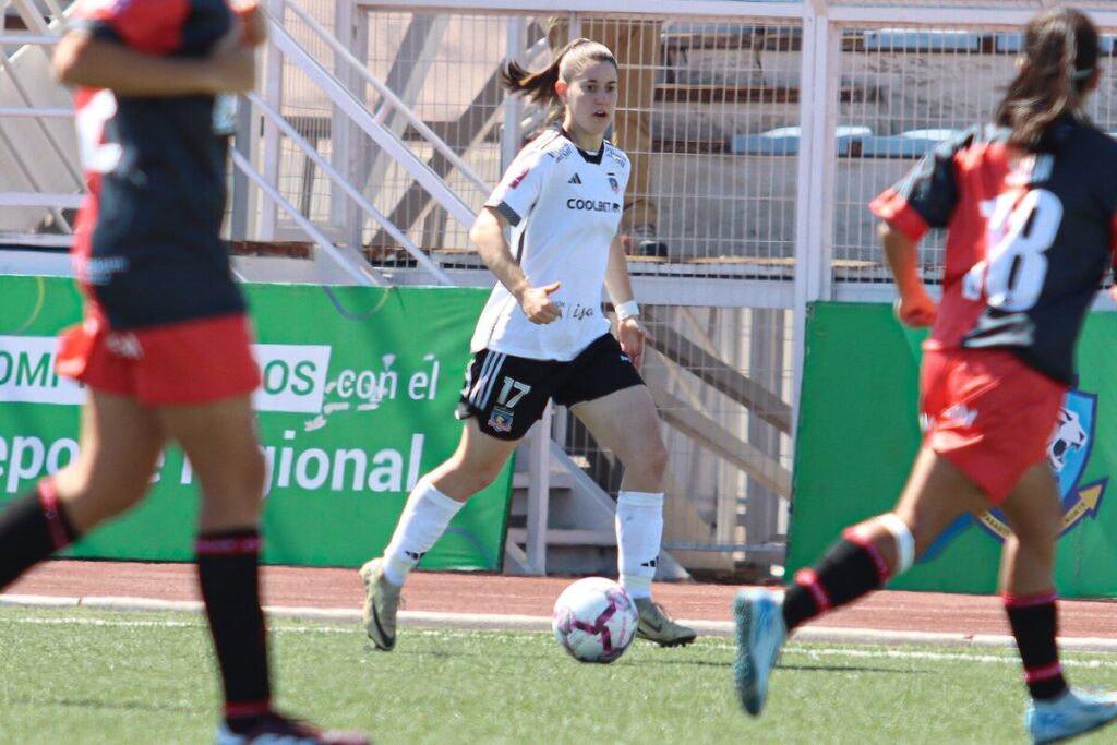 Rosario Balmaceda conduciendo la pelota en el duelo de Deportes Antofagasta vs Colo-Colo por la fecha 25 del Campeonato Femenino SQM.