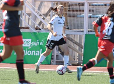 Rosario Balmaceda conduciendo la pelota en el duelo de Deportes Antofagasta vs Colo-Colo por la fecha 25 del Campeonato Femenino SQM.