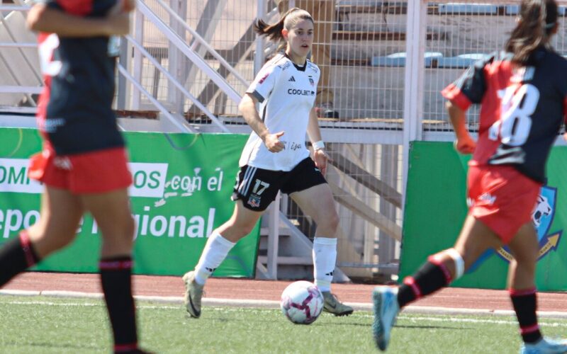 Rosario Balmaceda conduciendo la pelota en el duelo de Deportes Antofagasta vs Colo-Colo por la fecha 25 del Campeonato Femenino SQM.