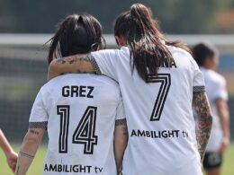 Jugadoras de Colo-Colo Femenino abrazadas.