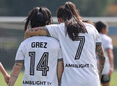 Jugadoras de Colo-Colo Femenino abrazadas.