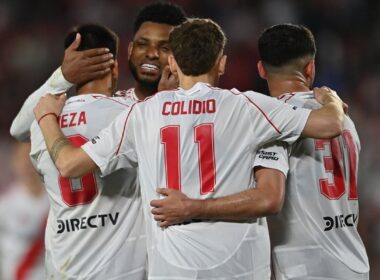 Jugadores de River Plate abrazados celebrando un gol.