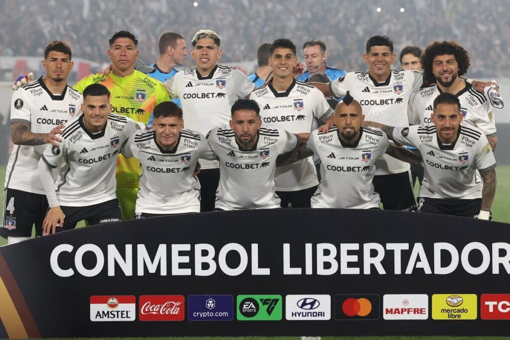 Jugadores de Colo-Colo posando con el logo de la Conmebol Libertadores.