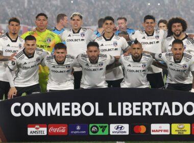 Jugadores de Colo-Colo posando con el logo de la Conmebol Libertadores.