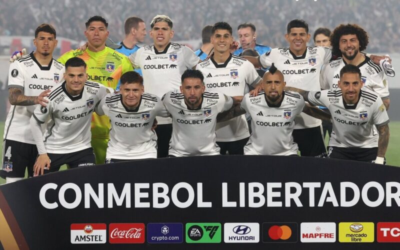 Jugadores de Colo-Colo posando con el logo de la Conmebol Libertadores.